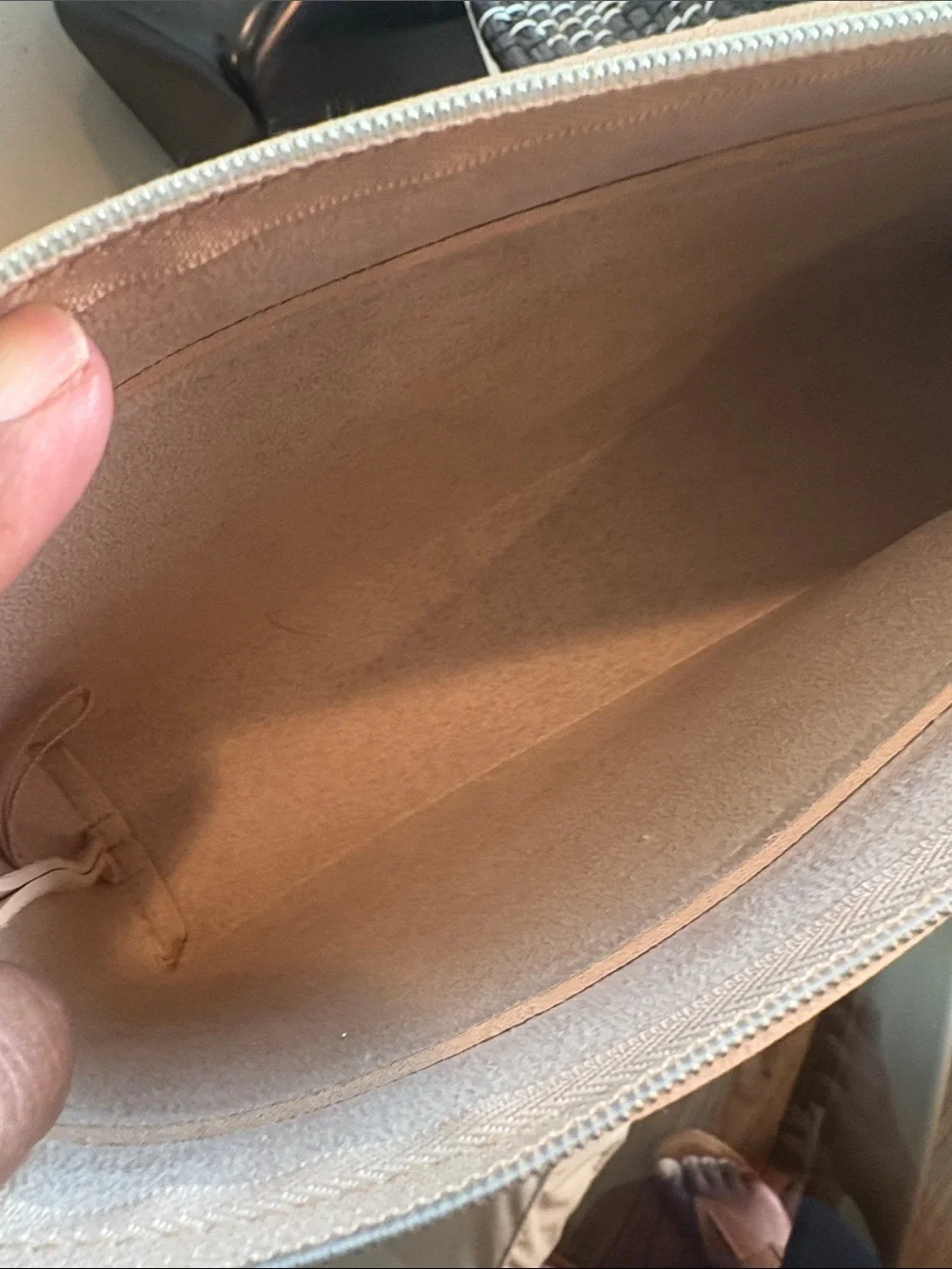 Dkny wristlet neutral